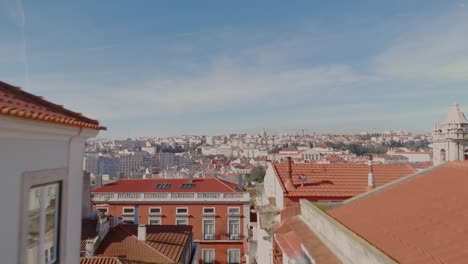 Luftbild-Dolly-Steigt-Zwischen-Schmalen-Gebäude-Gasse-Zu-Offenbaren-Malerischen-Historischen-Dächer-Von-Lissabon-Portugal