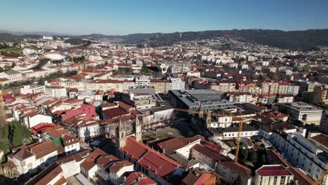 Fliegen-Sie-über-Das-Stadtzentrum-Von-Braga,-Portugal-10