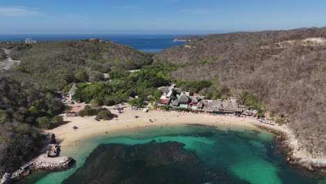 Erhöhte-Aussicht-Bietet-Einen-Blick-Auf-Die-Korallenriffe-Am-Playa-La-Entrega,-Huatulco,-Mexiko