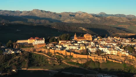 Toma-Aérea-De-Las-Murallas-Históricas-De-La-Ciudad-De-Ronda-En-Andalucía,-España.