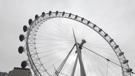 Una-Perspectiva-Hacia-El-Cielo-Que-Captura-El-Ojo-De-Londres,-O-La-Rueda-Del-Milenio,-Con-El-Telón-De-Fondo-Del-Cielo-Nublado-De-Londres,-Evocando-La-Esencia-Del-Viaje-Y-La-Exploración.