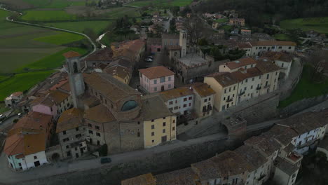 Tranquilidad-Toscana:-Monterchi-Al-Atardecer-En-La-Provincia-De-Arezzo,-Italia