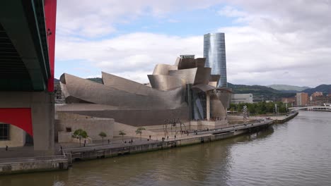 Gebäude-Des-Guggenheim-Museums-Für-Moderne-Kunst-Am-Ufer-Des-Flusses-Nervión,-Bilbao,-Spanien