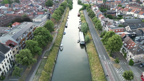Vorwärts-Draufsicht-Auf-Den-Kanal,-Der-Durch-Die-Stadt-Gent-Fließt