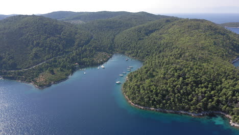 Luftaufnahme:-Langsame-Drohnenaufnahme-Der-Wunderschönen-Bucht-Von-Panormos-Auf-Der-Insel-Skopelos,-Sporaden,-Griechenland