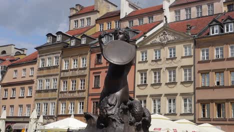 Die-Statue-Der-Warschauer-Meerjungfrau-Steht-Auf-Dem-Marktplatz-In-Der-Altstadt-Von-Warschau,-Polen,-Und-Ist-Ein-Bleibendes-Symbol-Der-Identität-Der-Stadt.