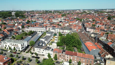 Herauszoomende-Luftaufnahme-Von-Wohngebieten-Am-Stadtrand-In-Gent,-Belgien