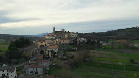 Ciudad-De-Monterchi:-Vista-Aérea-Durante-La-Puesta-De-Sol-En-La-Provincia-De-Arezzo,-Italia