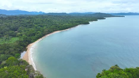 Herrliche-Aussicht-Auf-Einen-Sandstrand-In-Einer-Bucht-In-Puerto-Viejo,-Costa-Rica