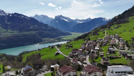 Luftaufnahme-Des-Idyllischen-Schweizer-Dorfes-Amden-An-Einem-Sonnigen-Tag