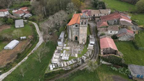 Kirche-Santa-Maria-De-Codosedo,-Sarreaus,-Spanien---Luftaufnahme