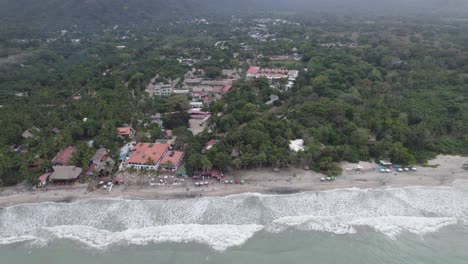 Luftaufnahme-Des-Strandes-Von-Palomino-Und-Der-Grünen-Landschaft,-Kolumbien