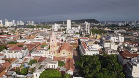 Aerial-establishing-shot-of-the-Cathedral-of-Saint-Catherine-of-Alexandria,-Cartagena