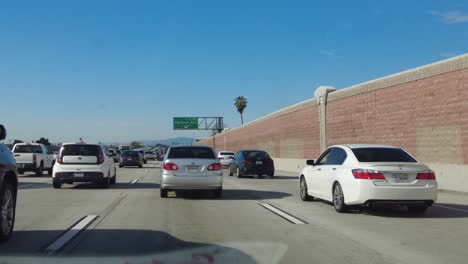 Los-Autos-Conducen-Por-La-Transitada-Autopista-De-California.