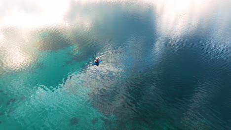 Vista-Aérea-Del-Hombre-En-Kayak-En-El-Lago-Temprano-En-La-Mañana-En-La-Isla-De-Moso,-Vanuatu