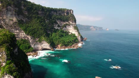 Acantilados-De-Piedra-Caliza-En-La-Costa-De-Nusa-Penida-En-Bali,-Indonesia.