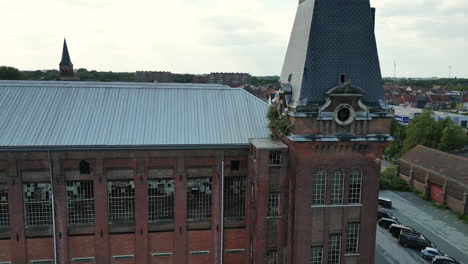 180-Grad-Rundluftaufnahme-Eines-Verlassenen-Gebäudes-Mit-Glockenturm-In-Gent