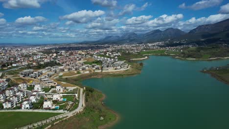 Farka-See-Am-Stadtrand-Von-Tirana:-Luxuriöse-Wohnkomplexe-Mit-Villen-Im-Bau-Entlang-Des-Seeufers