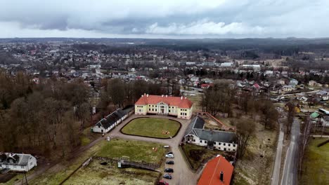 Luftbild-Panoramaaufnahme-Einer-Ländlichen-Stadt-Im-Herbst-In-Nordeuropa,-Skyline-Rund-Um-Die-Stadtumgebung-Und-Parkende-Autos