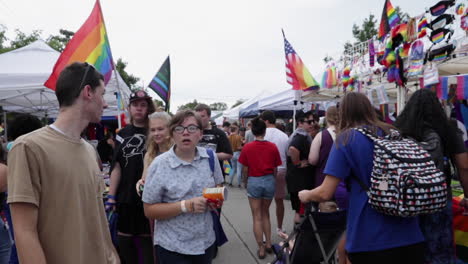 Eine-Gesamtaufnahme-Der-Stände-Beim-Midmo-Pride-Festival