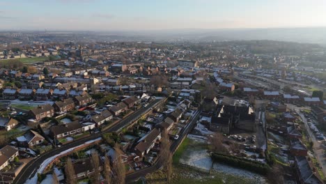 Die-Winteransicht-Aus-Der-Drohnenperspektive-Erfasst-Die-Typische-Britische-Städtische-Wohnsiedlung-Des-Dewsbury-Moore-Council-Estate-Mit-Reihenhäusern-Aus-Rotem-Backstein-Und-Dem-Industriellen-Yorkshire