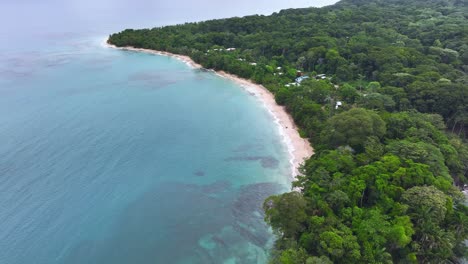 Imágenes-Aéreas-De-Una-Playa-De-Arena-Ubicada-Dentro-De-Una-Bahía-En-Puerto-Viejo,-Costa-Rica.