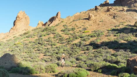 Frau-Mit-Strohhut-Beim-Wandern-Im-Teide-Nationalpark,-Spanien