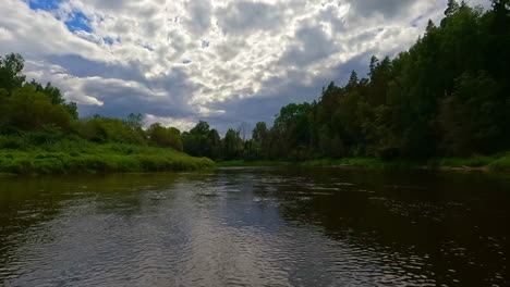 Trübe-Skyline-über-Dem-Gauja-Nationalpark,-Wunderschöner-Auwald-überwuchert,-Lettische-Forstwirtschaft