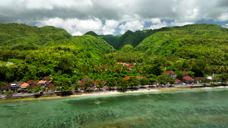 Casas-Frente-Al-Mar-Y-Exuberante-Isla-Verde-De-Nusa-Penida-En-Verano-En-Bali,-Klungkung,-Indonesia