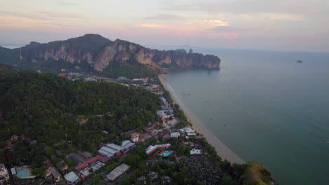 Costa-Tropical-De-Railay-Al-Atardecer,-Tailandia.-Vista-Aérea