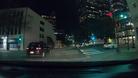 Serie-Nummer-Fünf-Hyperlapse-Zeigt-Auto-Fahren-Durch-Die-Innenstadt-Von-Dallas-Texas-Bei-Nacht-Mit-Lichtern-Der-Stadt-Und-Einigen-Weihnachtslichtern,-Ampeln-Und-Vielen-Kurven