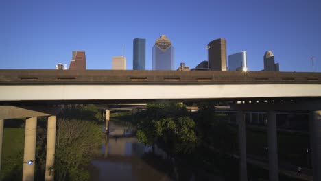 Gran-Angular-Revela-Vista-De-Drones-De-Edificios-En-El-Centro-De-Houston,-Texas
