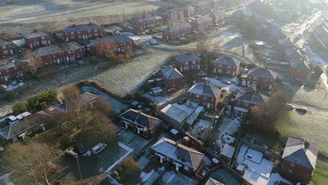 Die-Winteransicht-Aus-Der-Drohnenperspektive-Erfasst-Die-Typische-Britische-Städtische-Wohnsiedlung-Des-Dewsbury-Moore-Council-Estate-Mit-Reihenhäusern-Aus-Rotem-Backstein-Und-Dem-Industriellen-Yorkshire