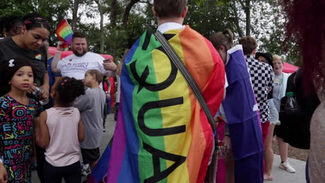 Una-Toma-General-De-Un-Grupo-De-Personas-En-El-Festival-Del-Orgullo-Midmo