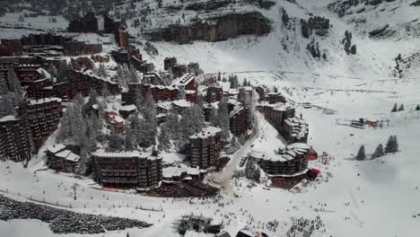 Estación-De-Esquí-Avoriaz-1800-En-Invierno,-Toma-De-Drones-En-4k