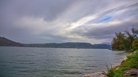 Ruhige-Szene-Mit-Wolken,-Die-Im-Zeitraffer-über-Die-Seenlandschaft-Der-österreichischen-Alpen-Ziehen
