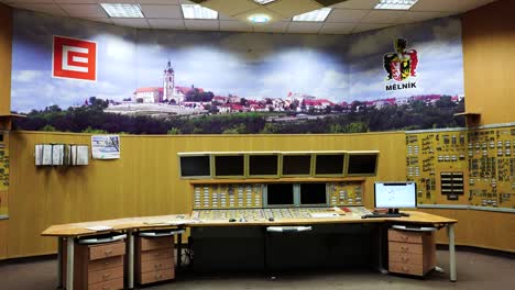 Sala-De-Control-De-La-Planta-De-Energía-Con-Múltiples-Monitores-Y-Panel-De-Instrumentos.