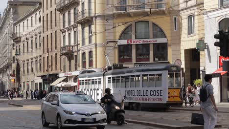 Männer-überqueren-Die-Straße-Auf-Der-Bahnlinie-In-Der-Mailänder-Innenstadt-In-Italien