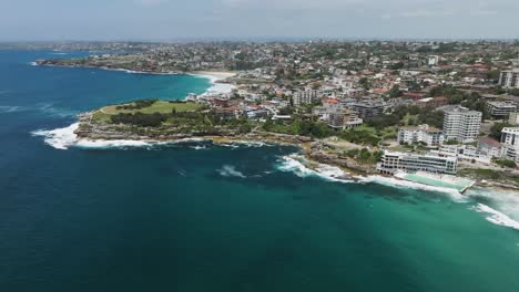 Luftaufnahme-Einer-Drohne:-Bondi-Beach,-Australien,-Berühmtes-Reiseziel-An-Der-Küste