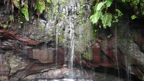 Die-Drohne-Erfasst-Einen-Wasserfall-Auf-Der-Insel-Madeira