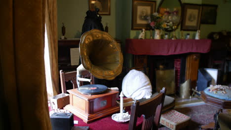 Classic-living-room-with-a-gramophone,-vintage-furniture,-and-warm-drapery,-embodying-early-20th-century-decor