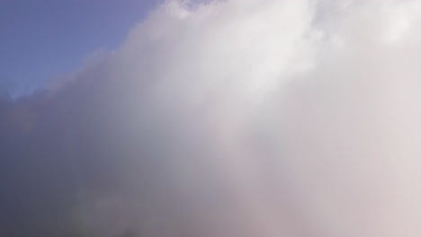 Nahaufnahme-Einer-Drohne-Mit-Weißen-Wolken-An-Einem-Sonnigen-Tag-über-Einem-Blauen-Himmel