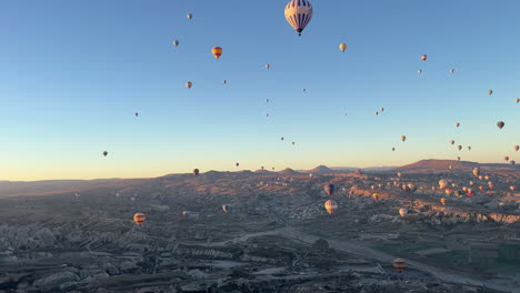 Viele-Heißluftballons-Fliegen-In-Der-Luft-Unter-Dem-Blauen-Himmel