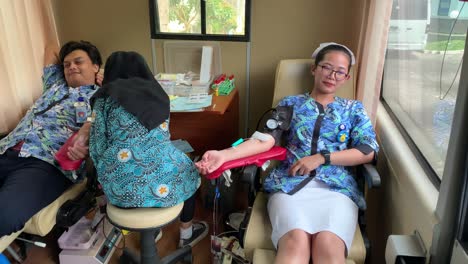 Zwei-Indonesier-Spenden-Blut