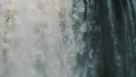 Volumen-De-Agua-Que-Fluye-Sobre-Las-Cataratas-Del-Iguazú-En-Brasil