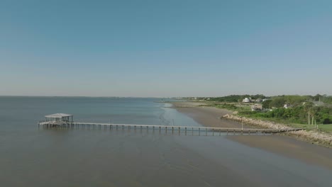 Eine-Luftaufnahme-Eines-Piers-In-Der-Galveston-Bay-Unter-Sonnigem-Blauen-Himmel-Am-El-Jardin-Beach-In-Pasadena,-Texas