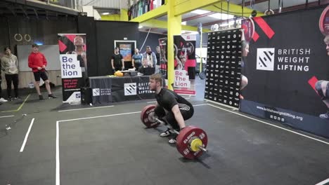 Atleta-Masculino-Realizando-Un-Arranque-En-Cámara-Lenta-Y-Fallando