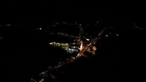 Los-Fuegos-Artificiales-Explotan-Sobre-La-Iglesia-Para-Las-Celebraciones-De-Pascua.