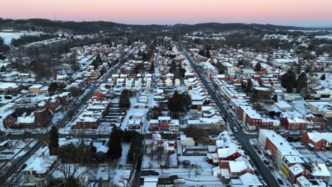Wunderschöne-Winterlandschaft-Einer-Amerikanischen-Stadt-Nach-Sonnenuntergang