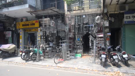 Fachada-De-Tienda-Vacía,-Economía-De-La-Ciudad,-Empresas-Que-Luchan-Por-Conseguir-Clientes